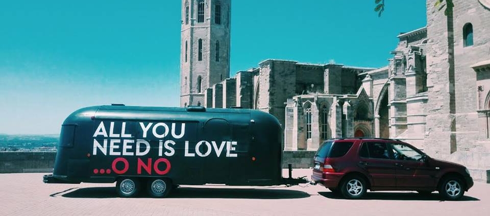 Remolque foodtruck circulando por carretera